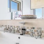 Skyline 2-bedroom Flat With Epic Views - Roi Chevalier