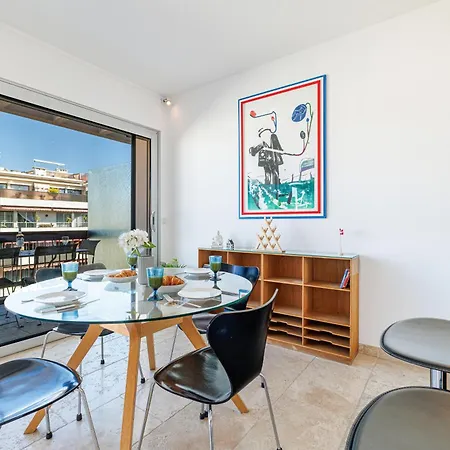 Апартаменти Skyline 2-bedroom Flat With Epic Views - Roi Chevalier *