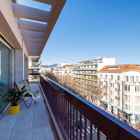 Skyline 2-bedroom Flat With Epic Views - Roi Chevalier *