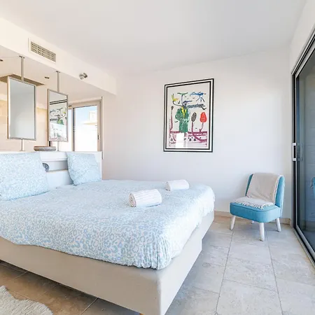 Skyline 2-bedroom Flat With Epic Views - Roi Chevalier *