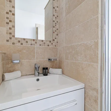 Skyline 2-bedroom Flat With Epic Views - Roi Chevalier *