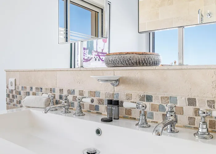 Skyline 2-bedroom Flat With Epic Views - Roi Chevalier