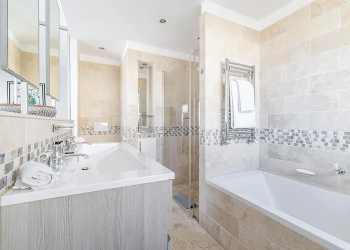 Skyline 2-bedroom Flat With Epic Views - Roi Chevalier * 昂蒂布