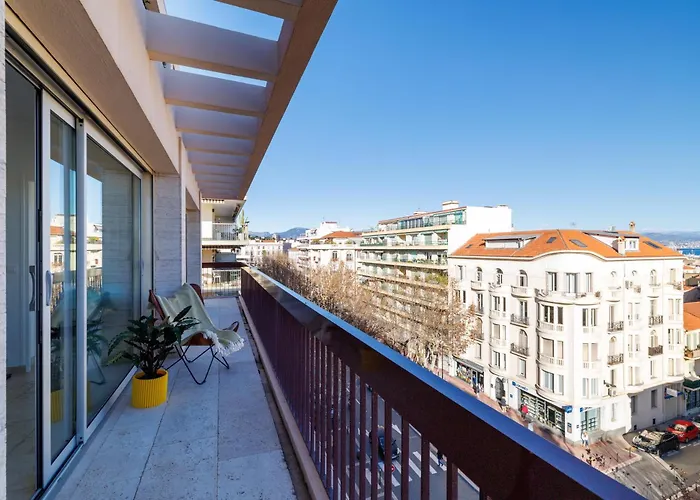 Skyline 2-bedroom Flat With Epic Views - Roi Chevalier *