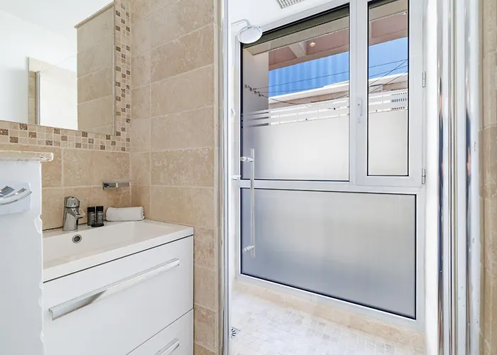 Skyline 2-bedroom Flat With Epic Views - Roi Chevalier 公寓