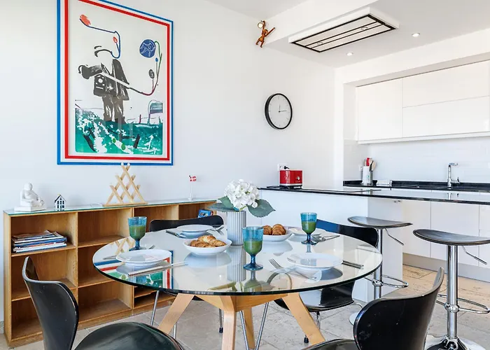 Skyline 2-bedroom Flat With Epic Views - Roi Chevalier *