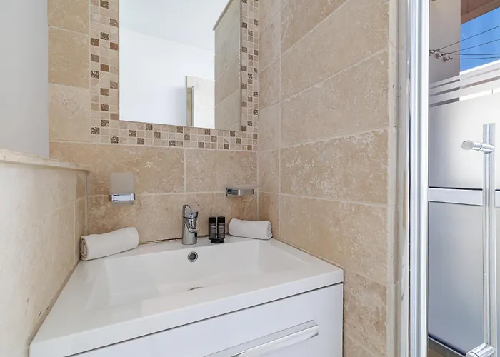 Skyline 2-bedroom Flat With Epic Views - Roi Chevalier *