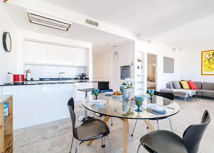 Skyline 2-bedroom Flat With Epic Views - Roi Chevalier