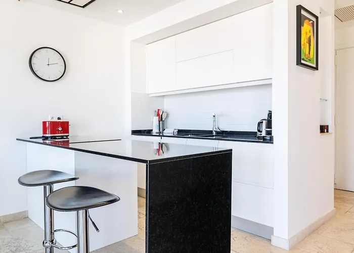 Skyline 2-bedroom Flat With Epic Views - Roi Chevalier 公寓 昂蒂布