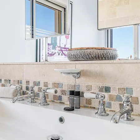 Skyline 2-bedroom Flat With Epic Views - Roi Chevalier