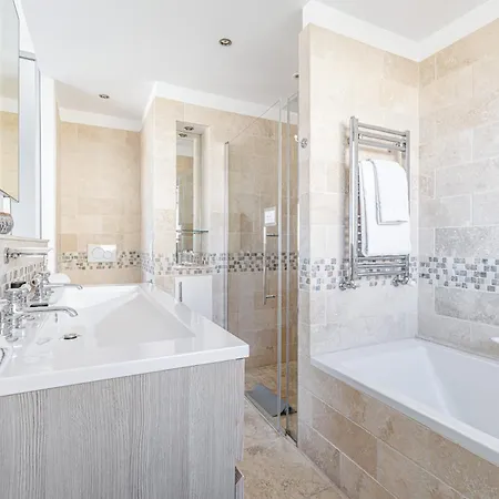 Skyline 2-bedroom Flat With Epic Views - Roi Chevalier * 昂蒂布