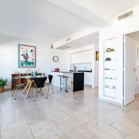 Skyline 2-bedroom Flat With Epic Views - Roi Chevalier Apartment