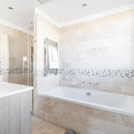 Skyline 2-bedroom Flat With Epic Views - Roi Chevalier Apartment *