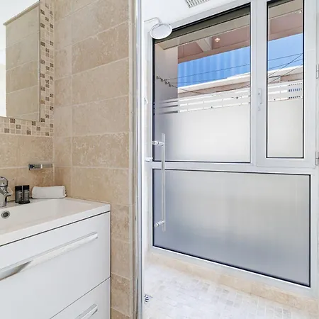 Skyline 2-bedroom Flat With Epic Views - Roi Chevalier Apartment