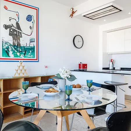 Skyline 2-bedroom Flat With Epic Views - Roi Chevalier *