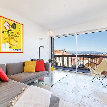 Skyline 2-bedroom Flat With Epic Views - Roi Chevalier *