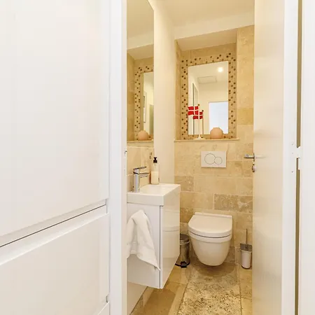 Skyline 2-bedroom Flat With Epic Views - Roi Chevalier דירה