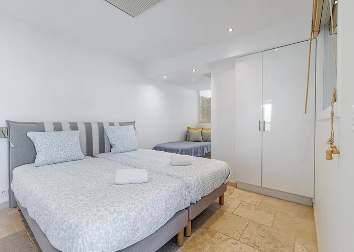 Skyline 2-bedroom Flat With Epic Views - Roi Chevalier Apartment *