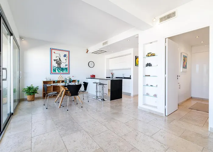 Skyline 2-bedroom Flat With Epic Views - Roi Chevalier Apartment