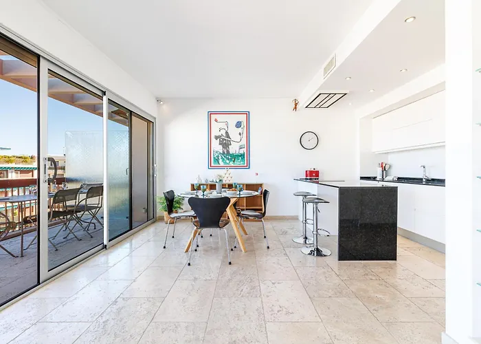 Skyline 2-bedroom Flat With Epic Views - Roi Chevalier Apartment *